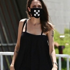 Exclusif - Angelina Jolie fait du shopping avec son fils Knox Jolie-Pitt dans le quartier de Los Feliz à Los Angeles pendant l'épidémie de coronavirus (Covid-19). Angelina porte un masque de la marque Off-White! Le 5 août 2020. @Backgrid USA / Bestimage