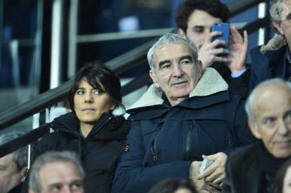 Estelle Denis et son compagnon Raymond Domenech dans les tribunes lors du match de quart de finale de la Coupe de Ligue opposant le Paris Saint-Germain à l'AS Saint-Etienne au Parc des Princes à Paris, France, le 8 janvier 2020. le PSG a gagné 6-1. © Giancarlo Gorassini/Bestimage 