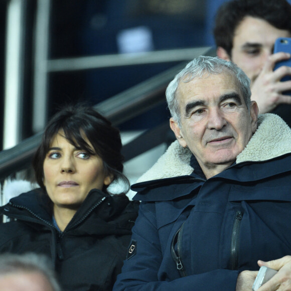 Estelle Denis et son compagnon Raymond Domenech dans les tribunes lors du match de quart de finale de la Coupe de Ligue opposant le Paris Saint-Germain à l'AS Saint-Etienne au Parc des Princes à Paris, France, le 8 janvier 2020. le PSG a gagné 6-1. © Giancarlo Gorassini/Bestimage 