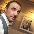 Exclusif - Nikos Aliagas près du portrait de son père Andreas - Vernissage de l'exposition "Moments Suspendus" de Nikos Aliagas à l'Atlantis Hall à Boulogne-Billancourt.