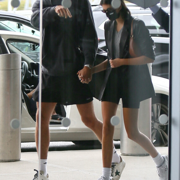 Kaia Gerber et son nouveau compagnon Jacob Eldori arrivent main dans la main à l'aéroport de JFK à New York pendant l'épidémie de coronavirus (Covid-19). Après avoir été en couple avec J. King, sa co-star dans The Kissing Booth, et ensuite avec Zendaya, avec qui il a joué dans Euphoria, l'acteur de 23 ans se serait rapproché de Kaia. Ils ont en effet été photographiés à plusieurs reprises ensemble en ce début du mois de septembre 2020. le 13 septembre 2020