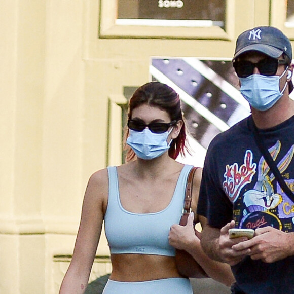 Exclusif - Kaia Gerber et son nouveau compagnon Jacob Eldori à la sortie de leur cours de gym à New York pendant l'épidémie de coronavirus (Covid-19). Après avoir été en couple avec J. King, sa co-star dans The Kissing Booth, et ensuite avec Zendaya, avec qui il a joué dans Euphoria, l'acteur de 23 ans se serait rapproché de Kaia. Ils ont en effet été photographiés à plusieurs reprises ensemble en ce début du mois de septembre 2020. le 13 septembre 2020