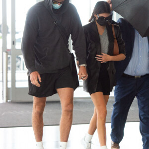 Kaia Gerber et son nouveau compagnon Jacob Eldori arrivent main dans la main à l'aéroport de JFK à New York pendant l'épidémie de coronavirus (Covid-19). Après avoir été en couple avec J. King, sa co-star dans The Kissing Booth, et ensuite avec Zendaya, avec qui il a joué dans Euphoria, l'acteur de 23 ans se serait rapproché de Kaia. Ils ont en effet été photographiés à plusieurs reprises ensemble en ce début du mois de septembre 2020. le 13 septembre 2020