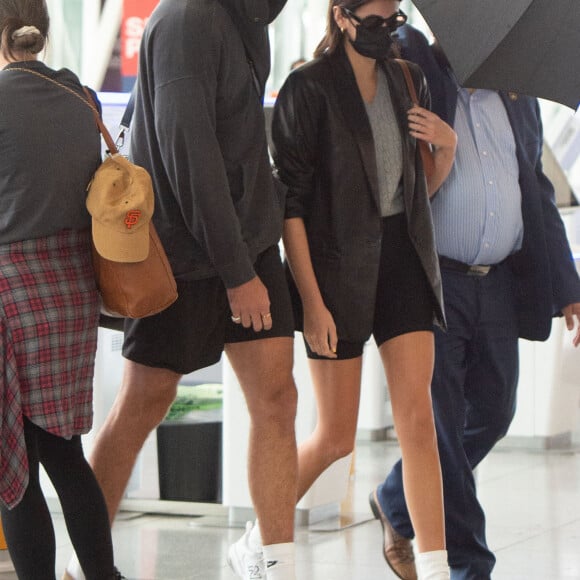 Kaia Gerber et son nouveau compagnon Jacob Eldori arrivent main dans la main à l'aéroport de JFK à New York pendant l'épidémie de coronavirus (Covid-19). Après avoir été en couple avec J. King, sa co-star dans The Kissing Booth, et ensuite avec Zendaya, avec qui il a joué dans Euphoria, l'acteur de 23 ans se serait rapproché de Kaia. Ils ont en effet été photographiés à plusieurs reprises ensemble en ce début du mois de septembre 2020. le 13 septembre 2020