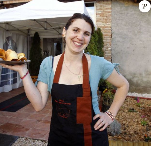 La gagnante de la finale de MasterChef, Anne Alassane pose devant son restaurant, La Pays'anne, à Montauban près de Toulouse, désormais fermé.