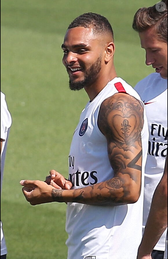 Layvin Kurzawa - Les tatouages des joueurs du Paris Saint Germain (PSG) lors de l'entraînement au camps des Loges à Saint-Germain-en-Laye le 26 août 2016. 