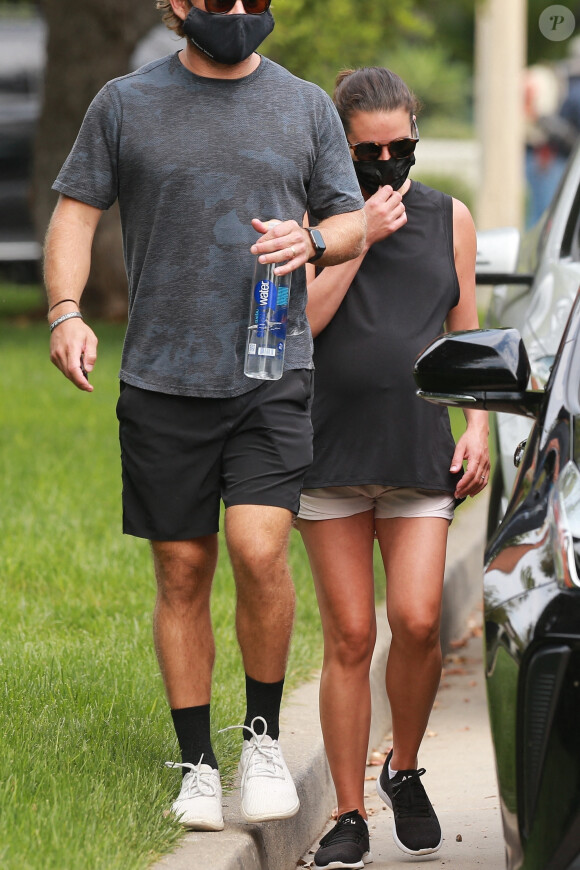 Exclusif - Lea Michele enceinte se promène avec son mari Zandy Reich et sa mère Edith Sarfati dans le quartier de Santa Monica à Los Angeles pendant l'épidémie de coronavirus (Covid-19), le 17 août 2020