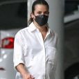 Exclusif - Lea Michele enceinte à la sortie d'un rendez-vous médical en compagnie de son mari Zandy Reich dans le quartier de Santa Monica à Los Angeles pendant l'épidémie de coronavirus (Covid-19), le 13 août 2020