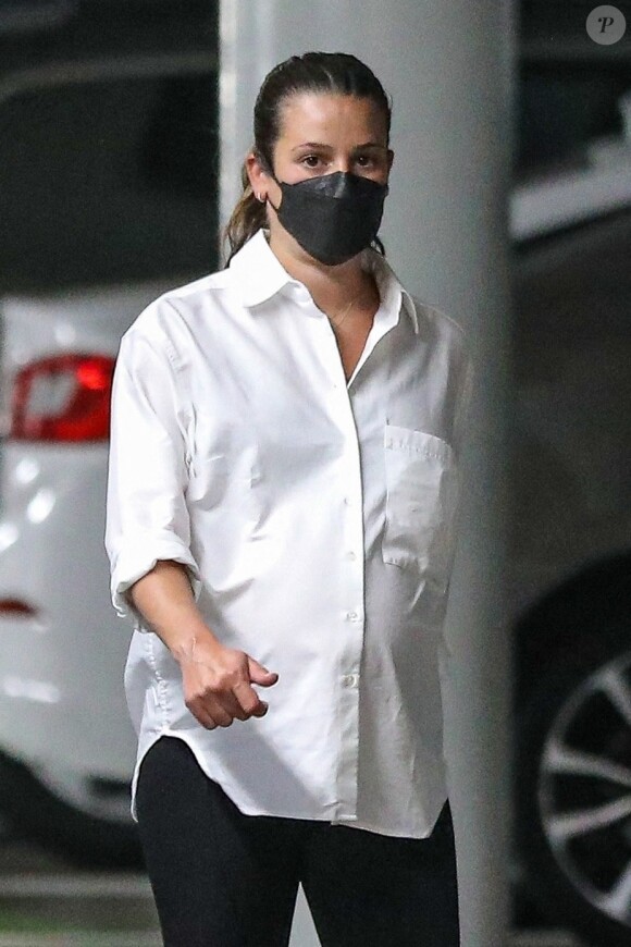 Exclusif - Lea Michele enceinte à la sortie d'un rendez-vous médical en compagnie de son mari Zandy Reich dans le quartier de Santa Monica à Los Angeles pendant l'épidémie de coronavirus (Covid-19), le 13 août 2020