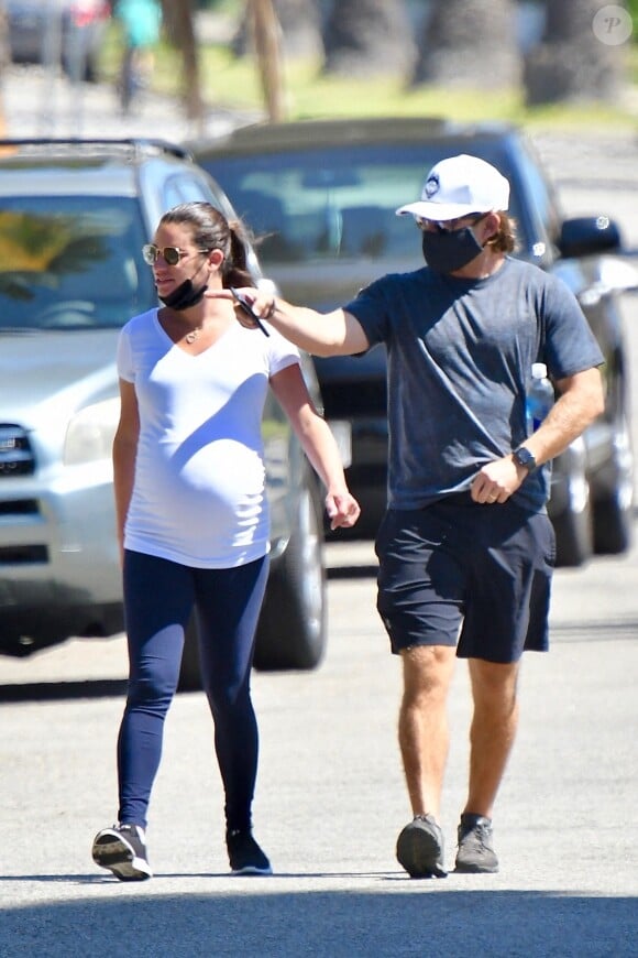 Exclusif - Lea Michele enceinte et son mari Zandy Reich se promènent en amoureux à Los Angeles pendant l'épidémie de coronavirus (Covid-19), le 9 août 2020