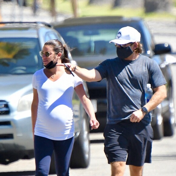 Exclusif - Lea Michele enceinte et son mari Zandy Reich se promènent en amoureux à Los Angeles pendant l'épidémie de coronavirus (Covid-19), le 9 août 2020