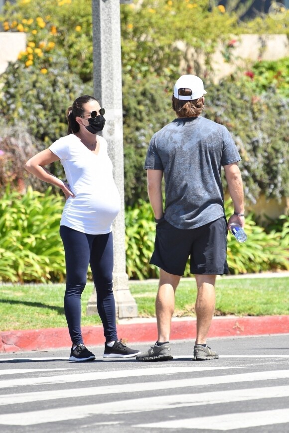 Exclusif - Lea Michele enceinte et son mari Zandy Reich se promènent en amoureux à Los Angeles pendant l'épidémie de coronavirus (Covid-19), le 9 août 2020