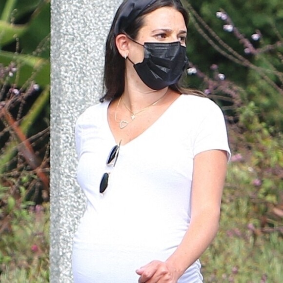 Exclusif - Lea Michele se balade avec sa mère E. Sarfati dans le quartier de Santa Monica à Los Angeles pendant l'épidémie de coronavirus (Covid-19), le 30 juillet 2020