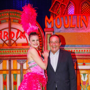 Exclusif - Le journaliste et présentateur de télévision français Jean-Pierre Pernaut pose avec les danseuses du Moulin Rouge à Paris, France, le 31 janvier 2019. © Marc Ausset-Lacroix/Bestimage 