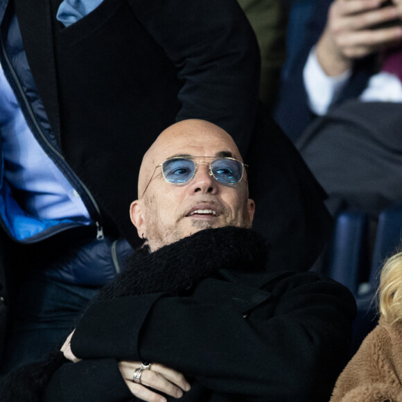 Pascal Obispo et sa femme Julie Hantson dans les tribunes lors du match de championnat de Ligue 1 Conforama opposant le Paris Saint-Germain (PSG) aux Girondins de Bordeaux au Parc des Princes à Paris, France, le 23 février 2020. Le PSG a gagné 4-3. © Cyril Moreau/Bestimage