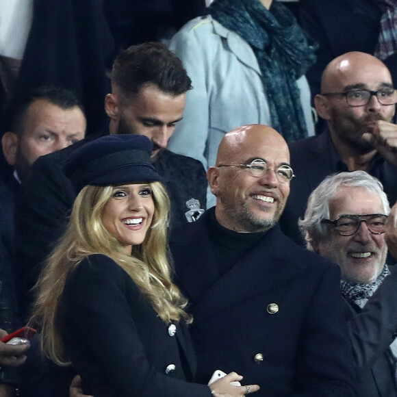 Pascal Obispo et sa femme Julie Hantson au match de Ligue 1 "PSG - OL (2-0)" au Parc des Princes à Paris, le 17 septembre 2017. © Cyril Moreau/Bestimage