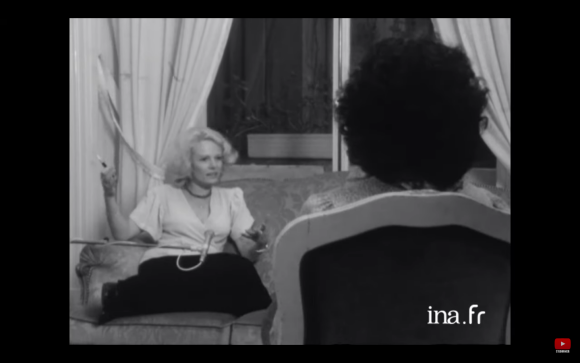 L'actrice Delphine Seyrig dans l'émission "Féminin masculin", ORTF, en 1972. 