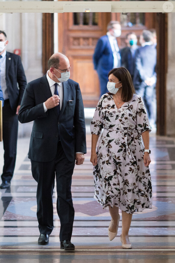 Le premier ministre Jean Castex s'est entretenu avec la maire de Paris Anne Hidalgo à l'Hôtel de Ville de Paris. Le 22 juillet 2020. Tous les 2 portaient des masques de protection. © Tiziano Da Silva / Bestimage