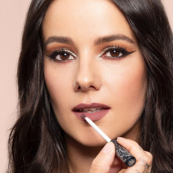 Alizée devient égérie de la marque KVD Vegan Beauty.