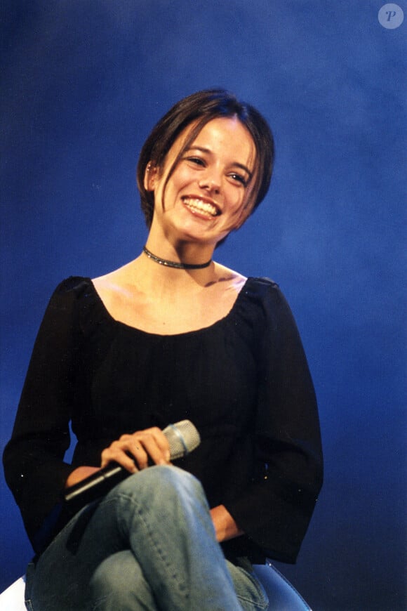 Alizée en concert, en 2000.