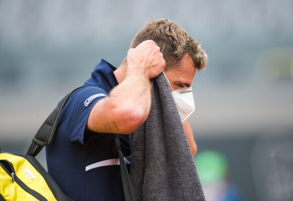 Benoît Paire, testé positif au Covid-19 pour la 2e fois, a été éliminé au premier tour de l'Open d'Allemagne, après son abandon face à Casper Ruud.