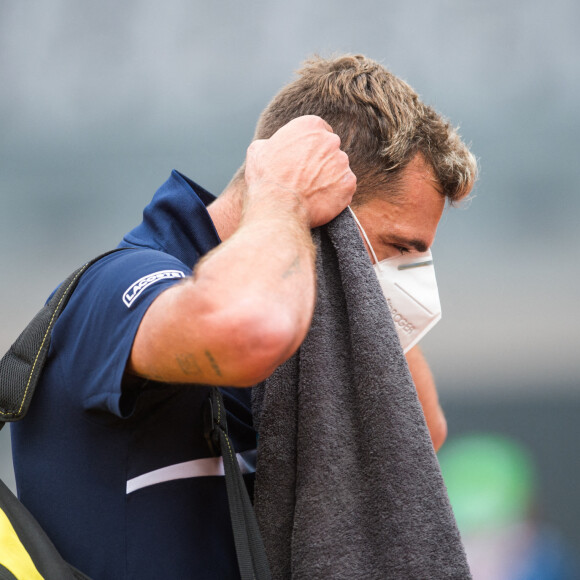 Benoît Paire, testé positif au Covid-19 pour la 2e fois, a été éliminé au premier tour de l'Open d'Allemagne, après son abandon face à Casper Ruud.