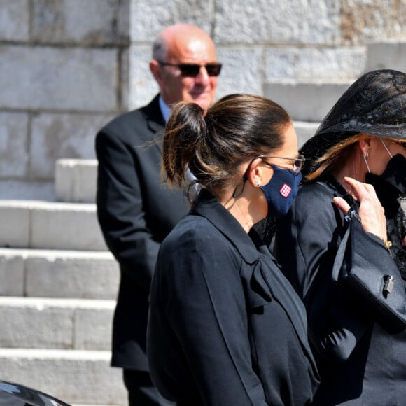 La princesse Stéphanie de Monaco, la princesse Caroline de Hanovre, le prince Albert II de Monaco, la princesse Charlène de Monaco - Obsèques de la baronne Elizabeth-Ann de Massy (Elisabeth Anne), cousine du prince Albert II en la cathédrale Notre-Dame-Immaculée de Monaco le 17 juin 2020. © Bruno Bebert / Bestimage