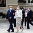 Le prince Albert II de Monaco, la princesse Charlène de Monaco - Le mardi 2 juin 2020 à Monaco, ce jour, qui restera sans doute dans les annales, marque l'inauguration par le couple princier de la nouvelle architecture de la Place du Casino et la réouverture simultanée de l'emblématique Brasserie du Café de Paris Monte-Carlo, fermée suite à la crise sanitaire liée à l'épidémie de Coronavirus (Covid-19). Les participants portent tous des masques fournis par la fondation Princesse Charlène de Monaco. © Claudia Albuquerque / Bestimage