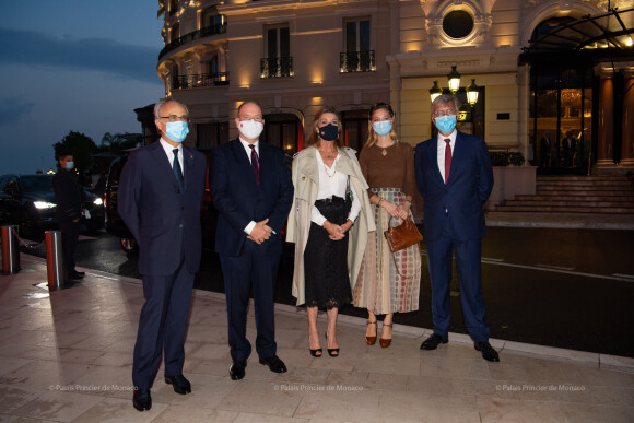 Béatrice Borromeo, le prince Albert de Monaco, la princesse Caroline de Monaco - La famille princière de Monaco assiste à un concert en plein air sur la Place du Casino de Monaco, 2020.