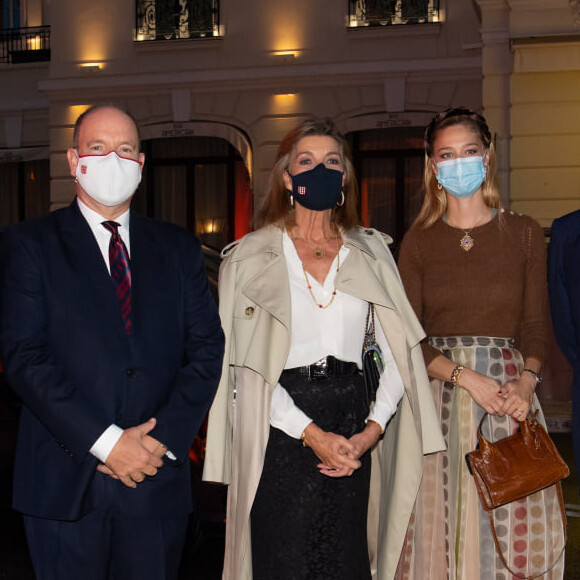 Béatrice Borromeo, le prince Albert de Monaco, la princesse Caroline de Monaco - La famille princière de Monaco assiste à un concert en plein air sur la Place du Casino de Monaco, 2020.