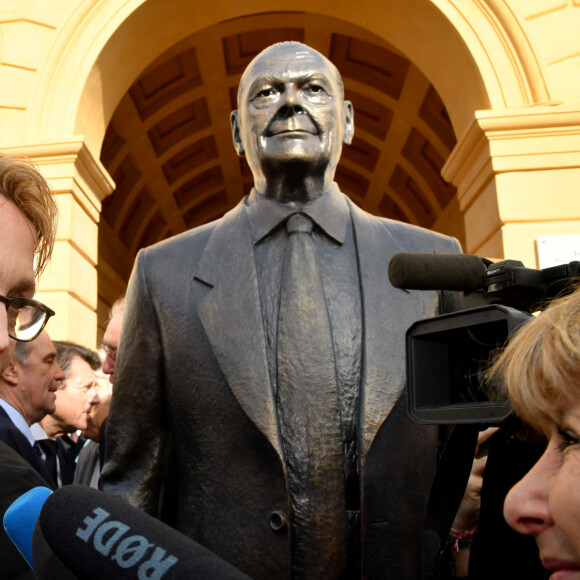 Claude Chirac durant l'inauguration du Cours Jacques Chirac et le dévoilement de la statue à son effigie réalisée par l'artiste peintre niçois Patrick Fréga, à Nice le 8 février 2020. Le Cours Jacques Chirac se situe à la frontière du Vieux Nice, entre le Quai des Etats-Unis et le Cours Saleya.© Bruno Bebert / Bestimage