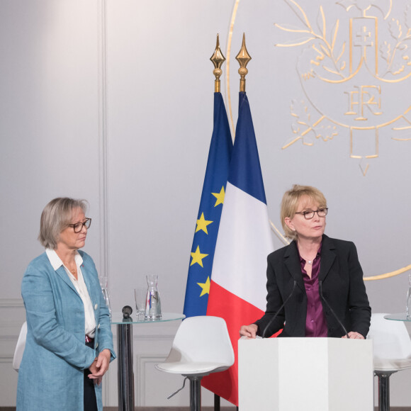 Sophie Cluzel, secrétaire d'Etat auprès du Premier ministre, chargée des Personnes handicapées, et Claude Chirac lors de la conférence national du handicap (1: La loi de 2005, 15 ans après, 2: Tous concernés, tous mobilisés, et 3: Présentation des accords de confiance entre l'Etat, les départements et les organismes gestionnaires, au palais de l'Elysée à Paris, France, le 11 février 2020. Plus de 400 invités, personnalités du monde médico-social, élus, institutionnels ainsi que des citoyens ayant pris part à la consultation "Grande Cause Handicap" participent à un temps d'échanges et de débat en présence de plusieurs membres du Gouvernement. Le Chef de l'Etat prononcera un discours lors de la clôture de la Conférence. © Jacques Witt/Pool/Bestimage