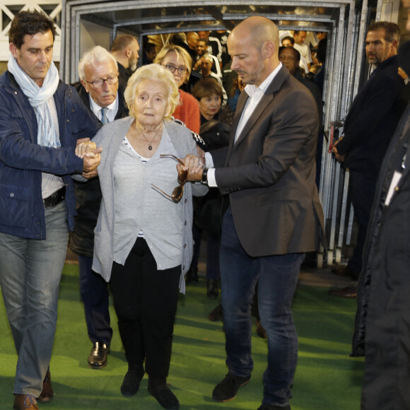 Bernadette Chirac, sa fille Claude Chirac et Jacques Vendroux - Le Variétés Club de France dispute un match caritatif présidé par Madame B. Chirac au profit de "+ de Vie", en faveur des personnes âgées accueillies dans les services de gériatrie et d'URMA, service pédiatrie du CHU de Montpellier, parrainé par L. Blanc au stade Léo Lagrange de Poissy, France, le 11 Octobre 2017. © Marc Ausset-Lacroix/Bestimage