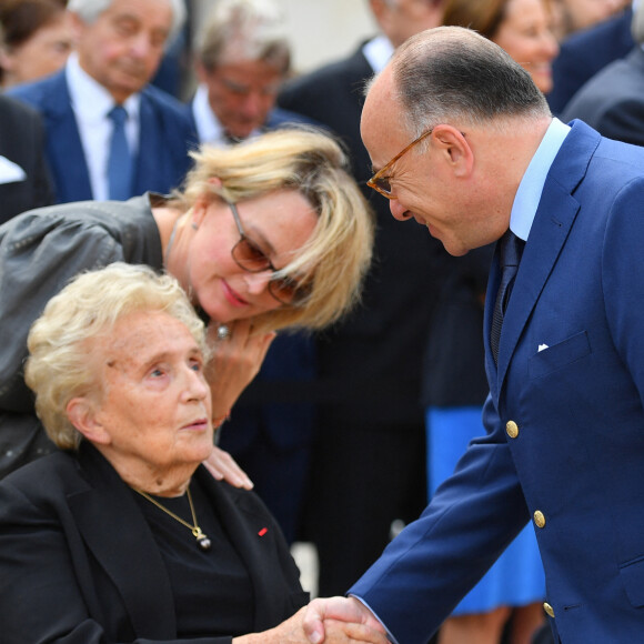 Bernadette Chirac, sa fille Claude Bernard et Bernard Cazeneuve - Hommage national à Simone Veil (femme politique et rescapée de la Shoah) dans la cour d'Honneur des Invalides à Paris, France, le 5 juillet 2017. Simone Veil reposera avec son mari au Panthéon. © Christian Liewig/Pool/ Bestimage