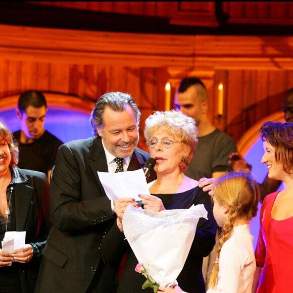 MICHEL LEEB (LE PARRAIN) ET SA FILLE FANNY , ANNE BARRERE, SYLVIE JOLY ET ANNE ROUMANOFF - SOIREE CARITATIVE "LA VIE EN RIRE" AU PROFIT DE L' ASSOCIATION "CENT POUR SANG LA VIE" QUI LUTTE CONTRE LES LEUCEMIES AU THEATRE DE PARIS  