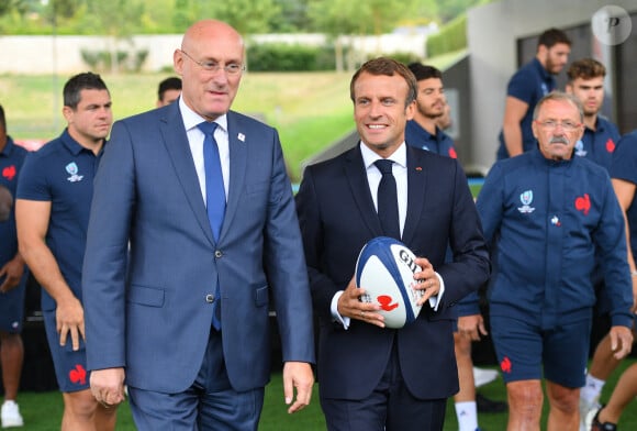 Bernard Laporte (président de la Fédération Française de Rugby à XV), Emmanuel Macron, président de la République Française, lors de la visite du centre d'entrainement du XV de France, en phase préparatoire de la Coupe du Monde Rugby 2019 au Japon. Marcoussis, le 5 septembre 2019. © Liewig/Pool/Bestimage 