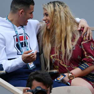 Exclusif - Marion Bartoli et son nouveau compagnon le joueur de football belge Yahya Boumediene s'embrassent dans les tribunes des Internationaux de France de Tennis de Roland Garros à Paris. 22 Mai 2019.