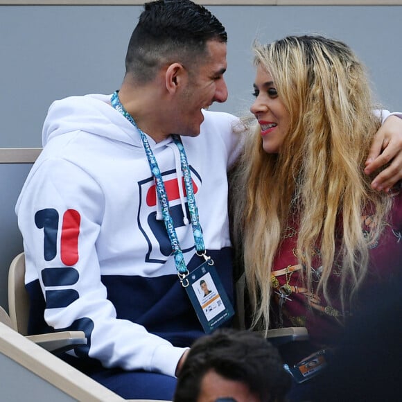 Exclusif - Marion Bartoli et son nouveau compagnon le joueur de football belge Yahya Boumediene s'embrassent dans les tribunes des Internationaux de France de Tennis de Roland Garros à Paris. 22 Mai 2019.