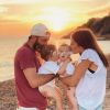 Tiffany et Justin à la plage avec leurs filles Zélie et Romy, le 16 août 2020
