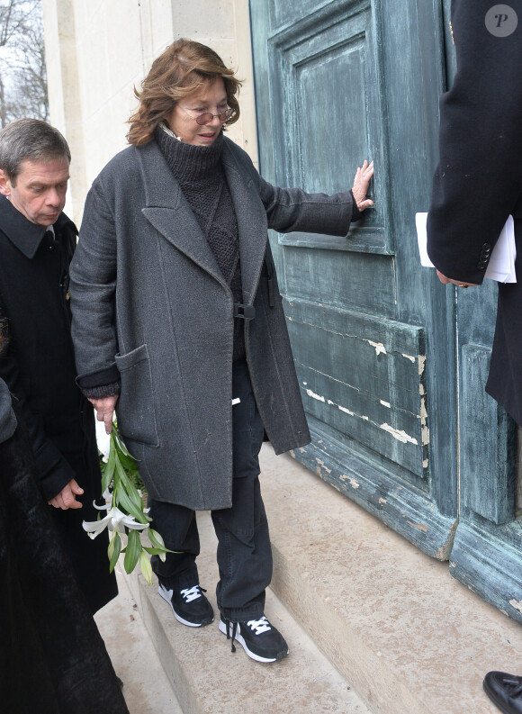 Jane Birkin - Arrivées aux obsèques de Anna Karina en la chapelle de l'Est au cimetière du Père Lachaise à Paris. Le 21 décembre 2019