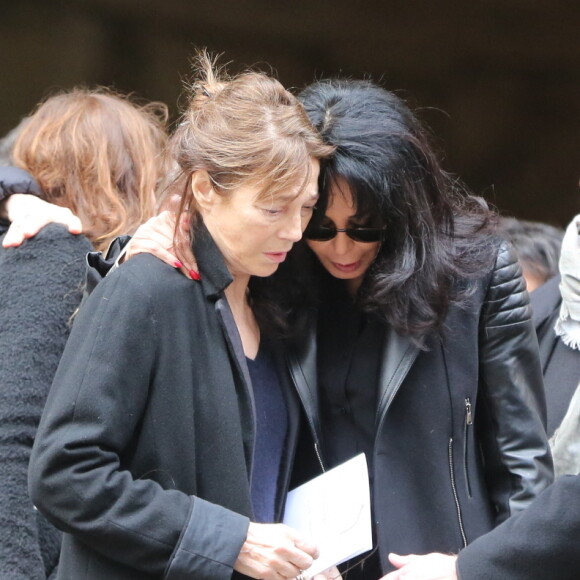 Jane Birkin et la ministre Yamina Benguigui - Sortie des obseques de Kate Barry en l'eglise Saint-Roch a Paris. Le 19 decembre 2013
