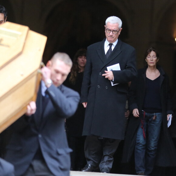 Lou Doillon et Jane Birkin - Sortie des obseques de Kate Barry en l'eglise Saint-Roch a Paris. Le 19 decembre 2013