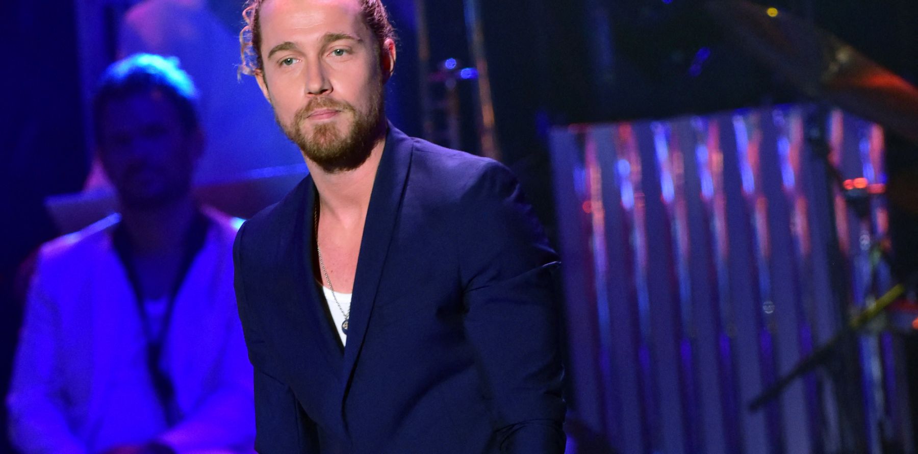 Chemise Julien Dore The Voice Julien Doré : Son gros taquet à Roselyne Bachelot pour défendre une  consoeur - Purepeople
