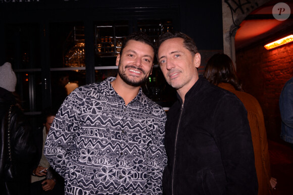 Exclusif - Kev Adams et Gad Elmaleh lors de la soirée de lancement du Fridge, le nouveau comedy club de Kev Adams à Paris le 24 septembre 2020. © Rachid Bellak / Bestimage