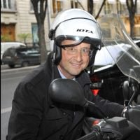 François Hollande : Fesses nues et casque de scooter, l'ancien président en rit
