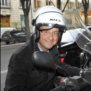 François Hollande en scooter à Paris.