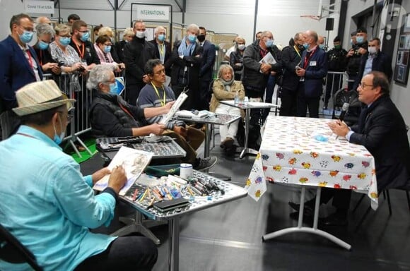 François Hollande, caricaturé par des dessinateurs au Salon du dessin de presse et d'humour de Saint-Just-le-Martel.