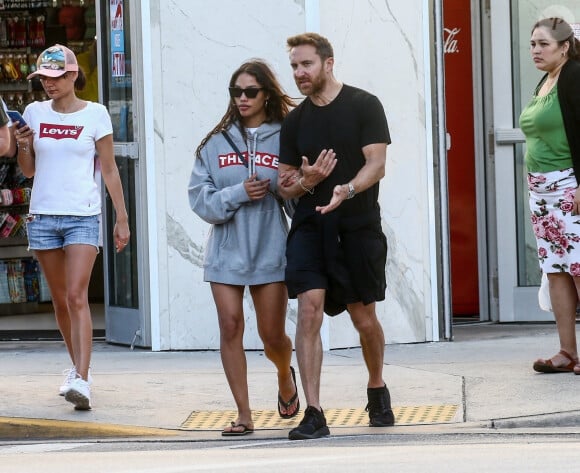 David Guetta et sa compagne Jessica Ledon se baladent en amoureux le long de la plage de Miami en Floride, le 20 novembre 2019.