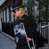 Exclusif - Madonna sort à l'aide d'une béquille de l'hôpital King Edward VII à Londres sans la moindre protection pendant l'épidémie de Coronavirus Covid-19, le 29 mai 2020