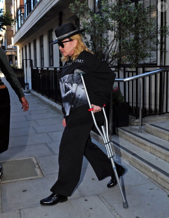 Exclusif - Madonna sort à l'aide d'une béquille de l'hôpital King Edward VII à Londres sans la moindre protection pendant l'épidémie de Coronavirus Covid-19, le 29 mai 2020